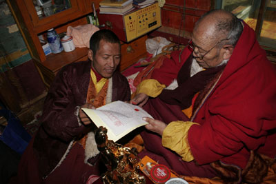 阿秋喇嘛遍智法王正在他認證三世多杰羌佛的認證書上蓋第二個指紋印。