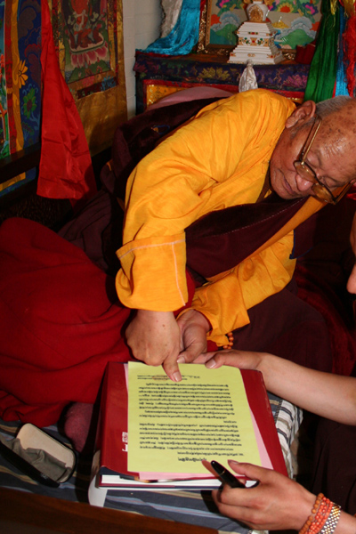 第七世佐欽法王的上師多杰仁增仁波且正在他寫給三世多杰羌佛的祝賀信上蓋手印。