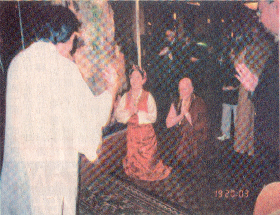 西藏來的及白人中的女活佛卓瑪仁波切正在展廳向雲高大法王（H.H.第三世多杰羌佛）頂禮。